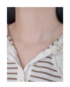 Nahaufnahme einer S925 Sterling Silber Halskette mit Schleife am Hals des Models