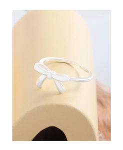 Detailed close-up of S925 sterling silver bow ring featuring an adjustable open band design