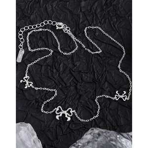 S925 Sterling Silber Halskette mit drei zarten Schleifenanhängern und Zirkonia-Steinen