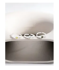Makroaufnahme der S925 Silberringe mit Wellendesign und bunten Zirkonsteinen