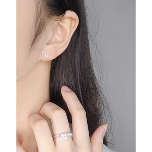 Elegantes S925 Sterlingsilber Schleife Ring und Ohrringe Set getragen von einem Model