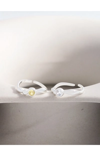 Detail von S925 Silberringen mit unregelmäßiger Form und gelben sowie weißen Zirkonia