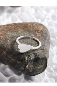 Close-up of S925 sterling silver heart ring showing the polished finish and hallmark stamp