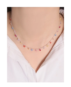 Detailansicht bunter Zirkonia-Edelsteine an einer feinen S925 Sterlingsilberkette