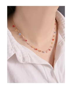Nahaufnahme der S925 Sterlingsilber Goldkette mit bunten Zirkonia-Perlen für Damen