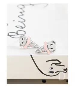 Gros plan détaillé des boucles d'oreilles ours glace en argent S925 et émail rose