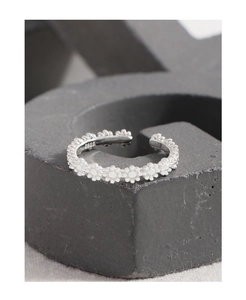 Macro detail of S925 sterling silver daisy flower ring with refined 3D floral pattern texture