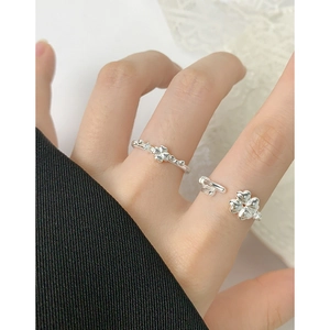 Minimalist S925 sterling silver adjustable rings with clover charms on female hand