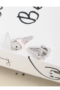 Vue macro de boucles d'oreilles ours crème glacée en argent S925 avec émail rose