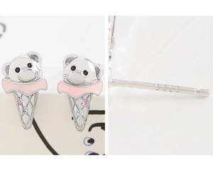 Détail des boucles d'oreilles ours en argent S925 avec émail rose et pierres de zircon