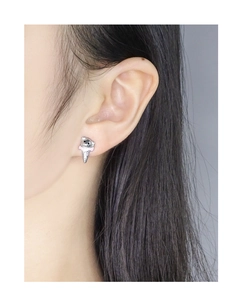Vue macro d'une boucle d'oreille en argent S925 ours crème glacée sur modèle
