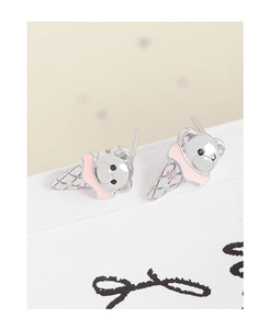 Vue macro de boucles d'oreilles ours crème glacée en argent avec zircon rose et émail