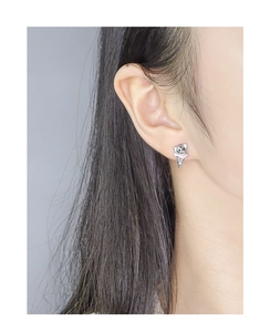 Gros plan de boucles d'oreilles ours glacé en argent S925 portées par un mannequin