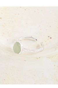 Macro di anello in argento S925 con gemma verde e finitura martellata artigianale