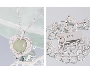 Vue macro du fermoir en argent S925 et du pendentif cœur avec cristal vert