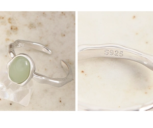 Dettaglio del marchio S925 su anello in argento fatto a mano con cristallo