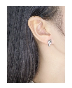 Gros plan du clou d'oreille koala glace en argent S925 porté sur le lobe