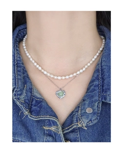 Détail du collier double rang en argent S925 avec perles et pendentif cœur vert