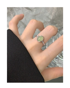 Dettaglio ravvicinato di un anello in argento S925 con cristallo verde ovale al dito