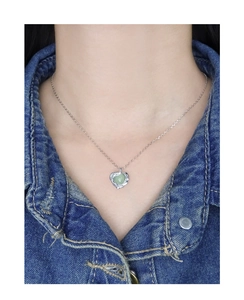 Détail du collier en argent S925 avec pendentif en cristal vert en forme de cœur sur mannequin
