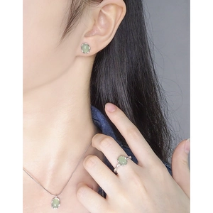 Set di gioielli in argento S925 con cristalli verde chiaro su una modella femminile
