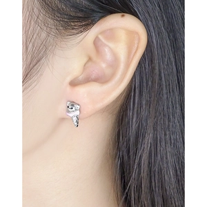 Boucles d'oreilles koala en argent S925 avec accent crème glacée rose portées sur l'oreille