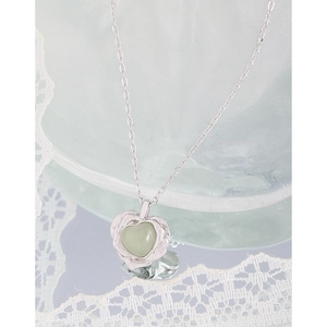 Collier élégant en argent S925 avec pendentif cœur texturé et cristal vert brillant
