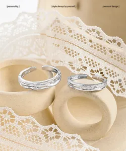 Vue détaillée de bagues en argent sterling S925 avec texture torsadée sur dentelle