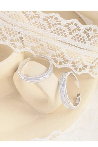 Gros plan sur bague en argent sterling S925 avec texture de lave fondue unique