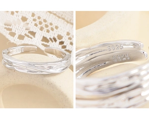 Détail macro du poinçon S925 sur une bague en argent à texture froissée minimaliste