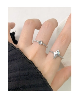 Détail de bagues en argent S925 étoile avec opale et zircon sur main de mannequin