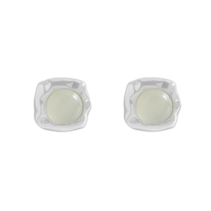 Silver S925 earrings with green crystal and irregular hammered texture design