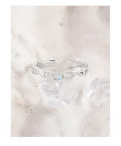 Macro di un anello in argento S925 a maglia con opale rotondo dai riflessi cangianti