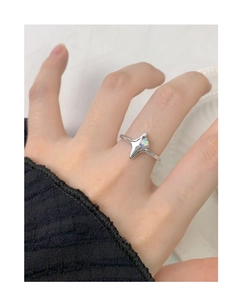 Gros plan d'une bague en argent S925 avec opale étoilée portée à la main