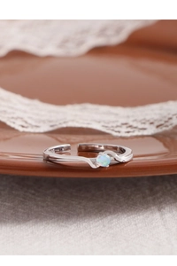 Gros plan du poinçon S925 sur l'anneau en argent de la bague opale minimaliste