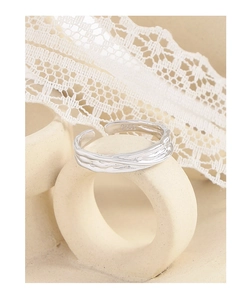 Détail macro de la bague en argent S925 avec texture de lave et poinçon gravé