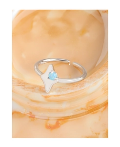 Détail d'une bague en argent S925 avec une opale centrale et une monture en étoile