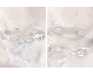 Macro del marchio S925 argento e dettagli dell'anello vintage con opale