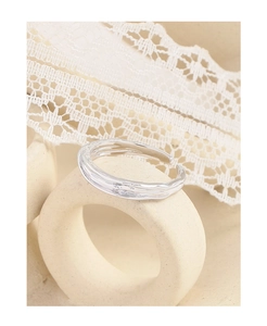 Détail d'une bague en argent S925 avec texture de lave sur support en céramique chic