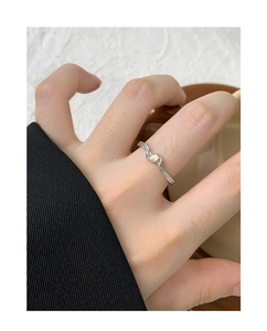 Gros plan d'une bague en argent S925 entrelacée avec une pierre d'opale