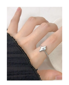 Vue macro d'une bague étoile en argent S925 avec opale irisée et design ajustable ouvert