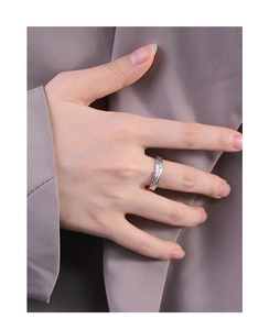 Gros plan d'une bague en argent S925 avec texture martelée sur la main du mannequin