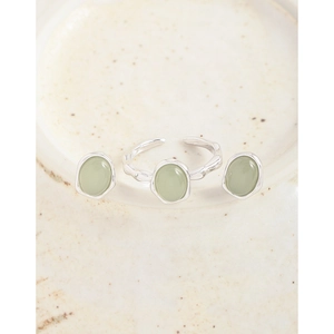 Minimalist S925 silver jewelry set with oval green crystals and hammered texture rings