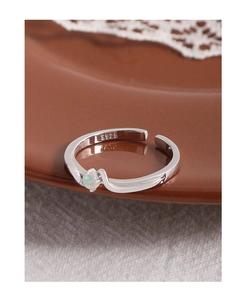 Gros plan détaillé d'une bague en argent sterling S925 avec une opale ronde