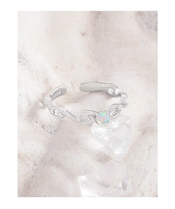 Vista macro dell'anello in argento sterling S925 con opale e fascia ondulata