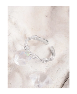 Dettaglio macro del marchio S925 sull'anello aperto in argento con pietra opale tonda
