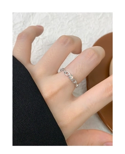Dettaglio dell'anello in argento S925 con struttura a maglia e opale centrale vivido