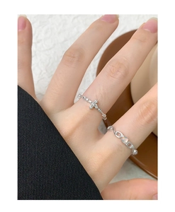 Dettaglio dell'anello in argento S925 con opale e anello a croce in stile impilabile
