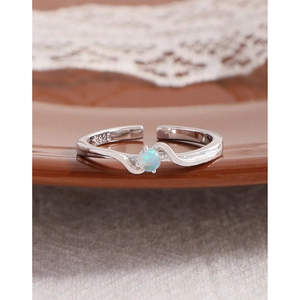 Bague ouverte en argent S925 minimaliste avec opale et lignes ondulées élégantes