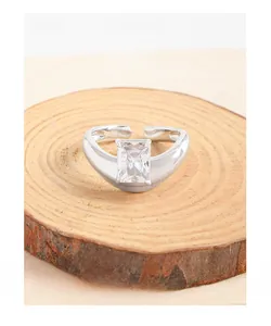 Dettaglio macro di uno zircone quadrato su un anello aperto in argento sterling S925